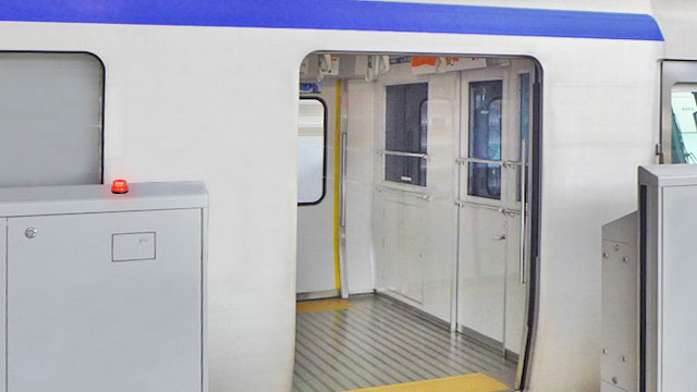 駅のホームドアなどに